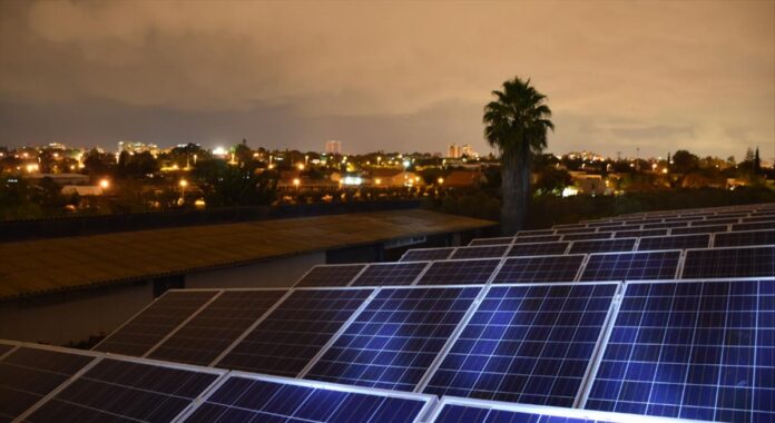 panel solar de noche.jpg