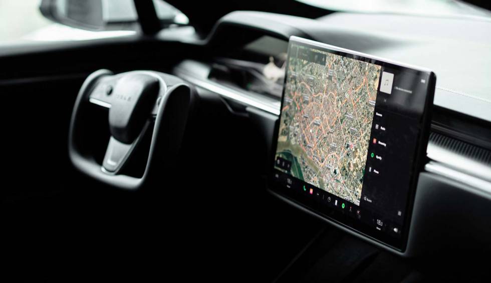 The rotating screens arrive at the Tesla Model S that