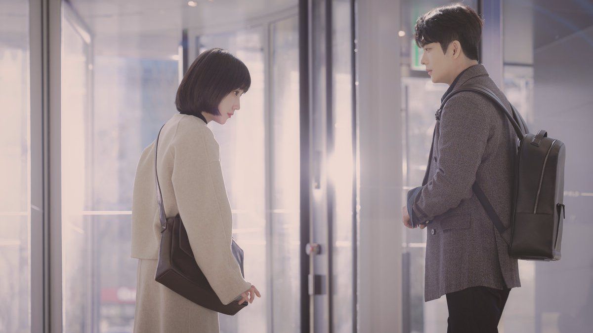 Park Eun-bin y Kang Tae en la piel de sus respectivos personajes en Woo, una abogada extraordinaria (Netflix)