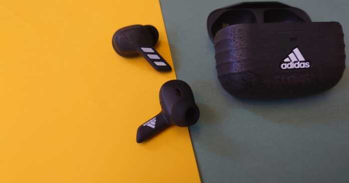 sports headphones adidas zne 01 anc in the test adilettes.jpeg