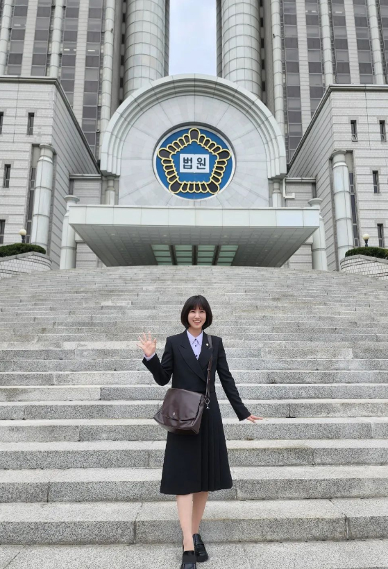En la piel de su personaje, Woo Young-woo, con la Corte Suprema de Corea del Sur a sus espaldas, ubicada en Seúl (Instagram: @eunbining0904)