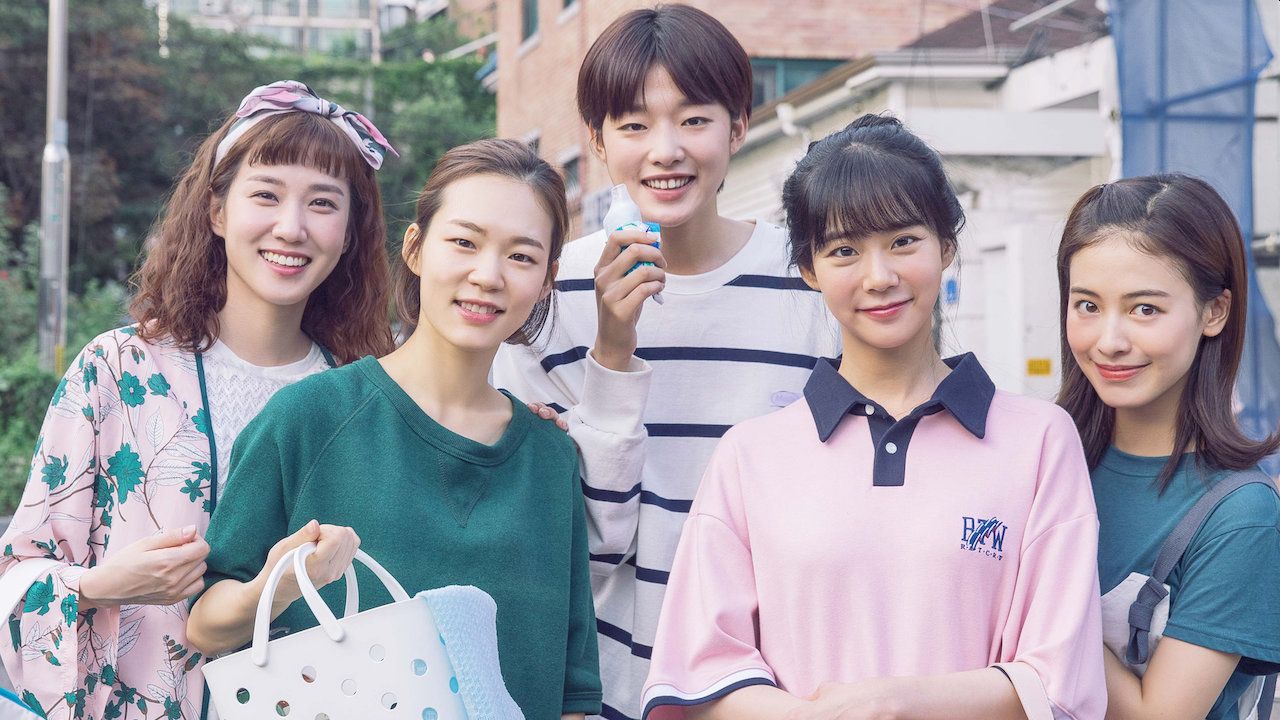Park Eun-bin, pelirroja y con rulos, junto al elenco de Hello, my twenties! (Netflix)