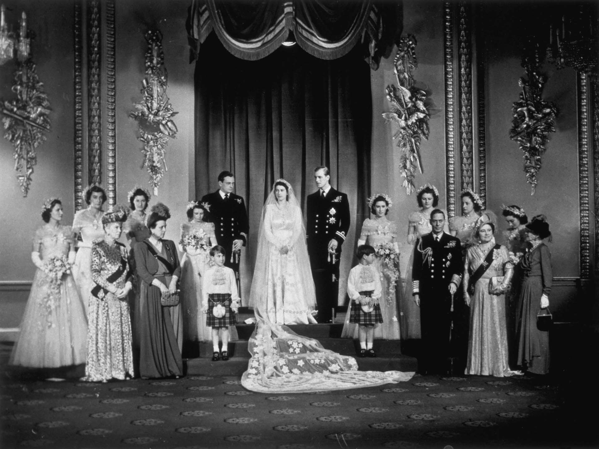 La foto oficial de la boda: la princesa Isabel y el príncipe Felipe, duque de Edimburgo con el rey Jorge VI y la reina Isabel (derecha) y miembros de la familia real en el Palacio de Buckingham (Topical Press Agency/Getty Images)
