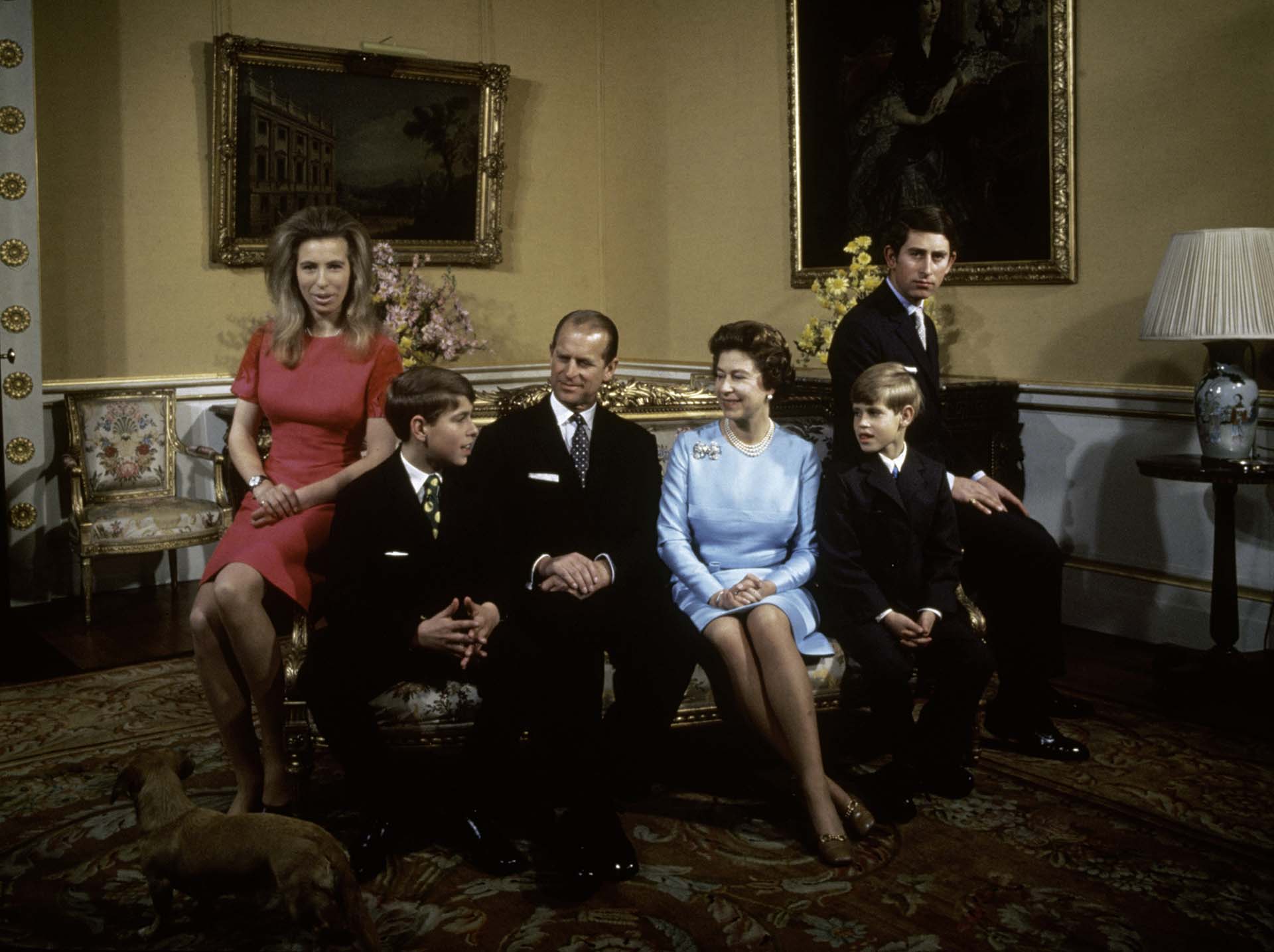 La familia real en el Palacio de Buckingham, en1972. De izquierda a derecha: la princesa Ana, el príncipe Andrés, el príncipe Felipe, la reina Isabel, el príncipe Eduardo y el príncipe Carlos (Fox Photos/Hulton Archive/Getty Images) 
