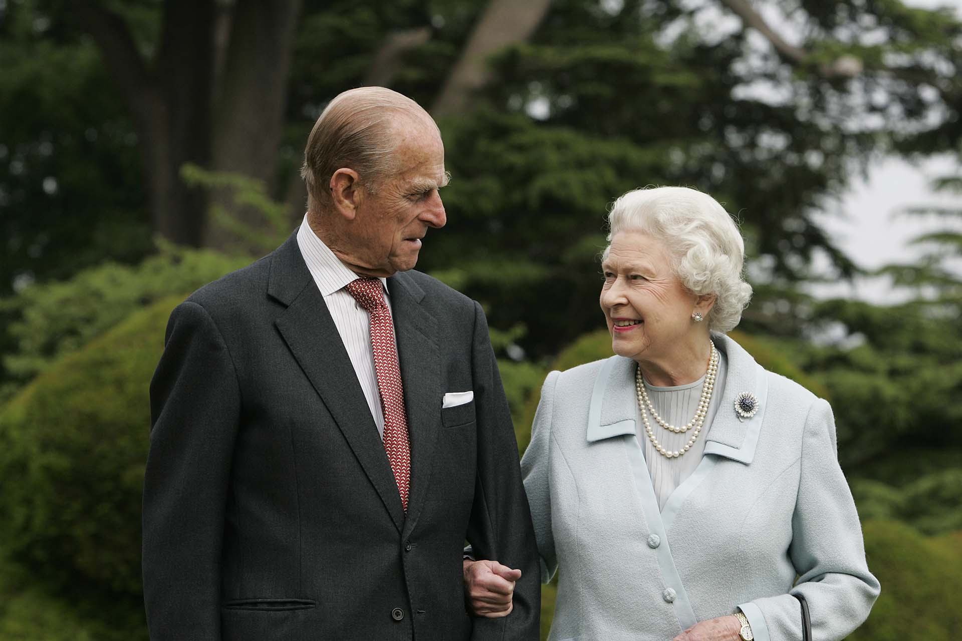 La Reina Isabel II y el Príncipe Felipe, Duque de Edimburgo, volvieron a visitar Broadlands para conmemorar su Aniversario de Bodas de Diamante el 20 de noviembre de 2007. La pareja había pasado su noche de bodas en Broadlands en Hampshire en noviembre de 1947, la antigua casa del tío del príncipe Felipe, Earl Mountbatten (Tim Graham/Getty Images)
