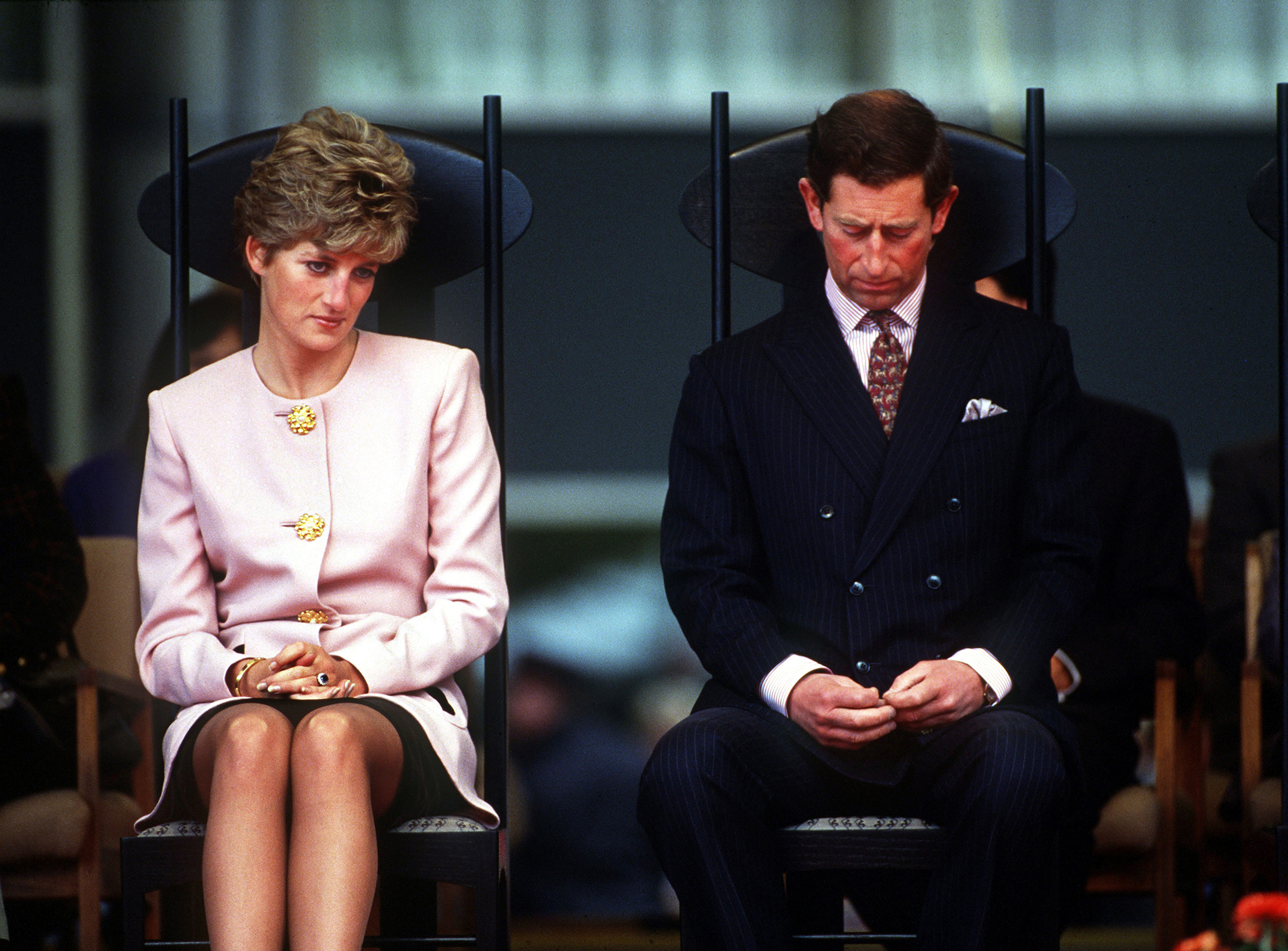 La reina consultó con el arzobispo de Canterbury sobre la crisis matrimonial de su hijo y Lady Diana. Y les escribió una carta a cada uno de los príncipes de Gales instándolos a que se divorciaran cuanto antes. El acuerdo se concretó el 28 de agosto de 1996, a quince años de la llamada boda del siglo (Jayne Fincher/Princess Diana Archive/Getty Images)
