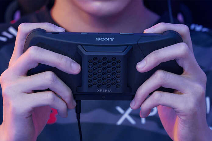 The latest from Sony is a fan to cool the mobile while we play
