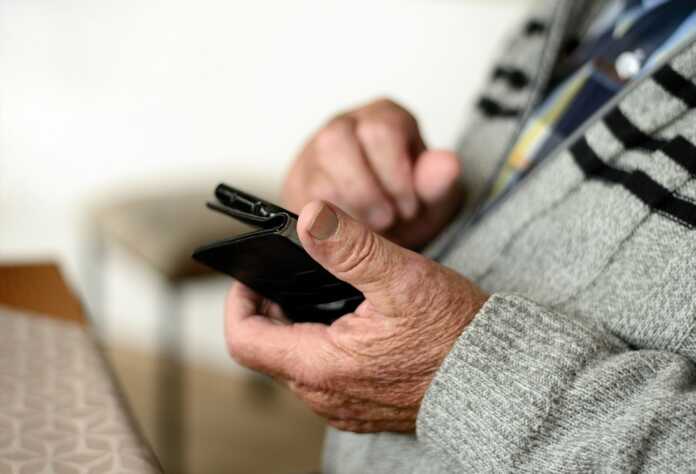 Mobile is the favorite device for the elderly to access the internet, reveals Febraban
