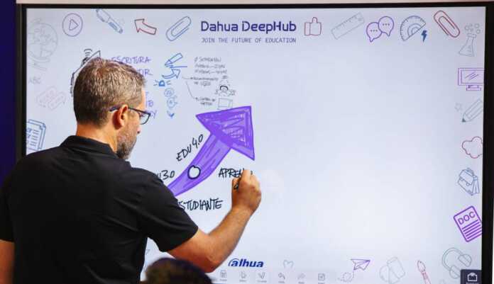 DeepHub Launches Advanced Digital Whiteboard for More Interactive Classrooms
