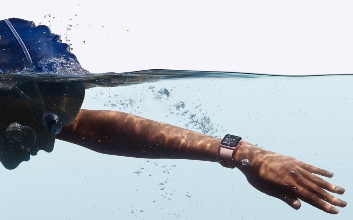 apple watch saves life swimmer