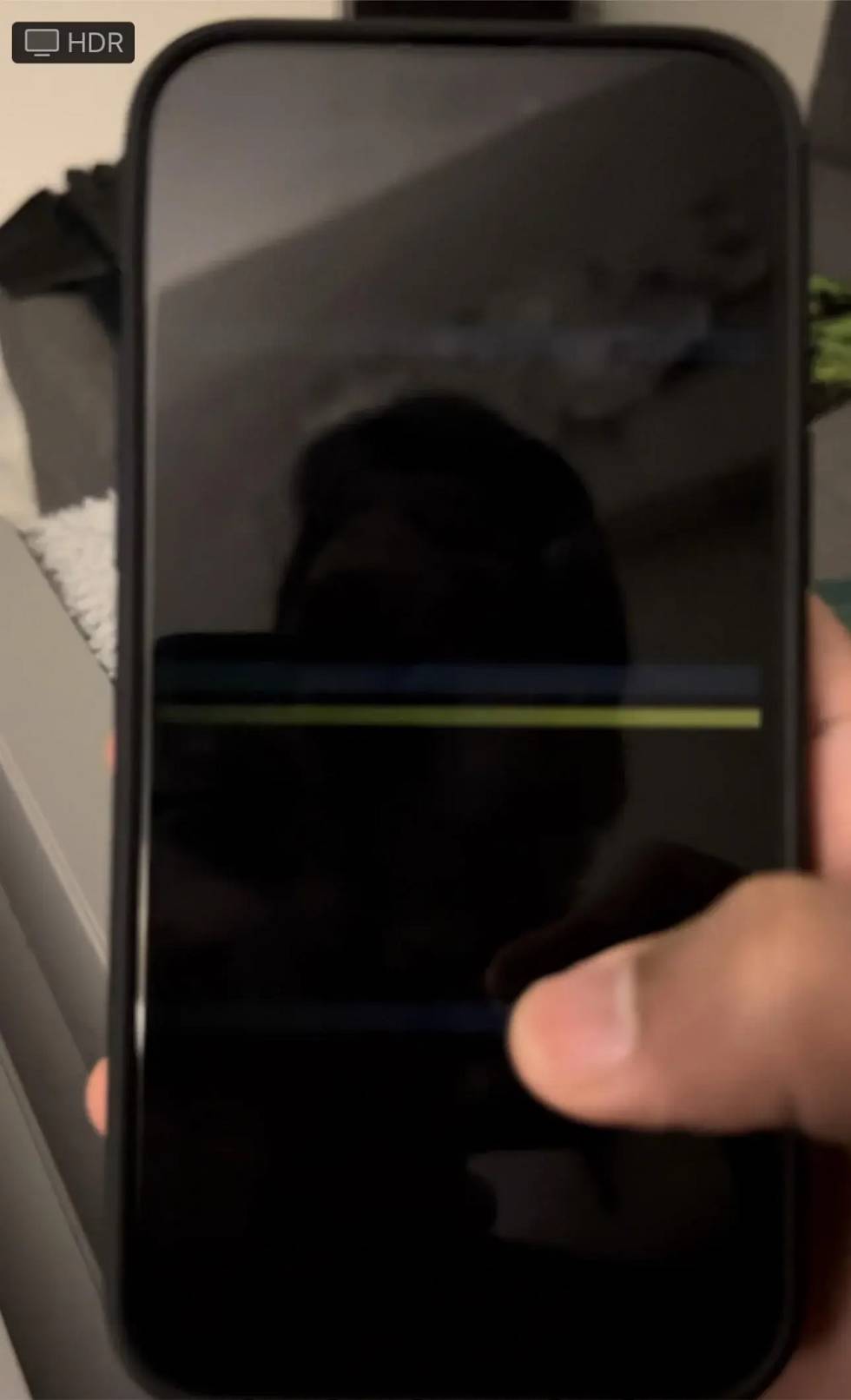 iPhone 14 Pro users report flashes of horizontal lines when turning on