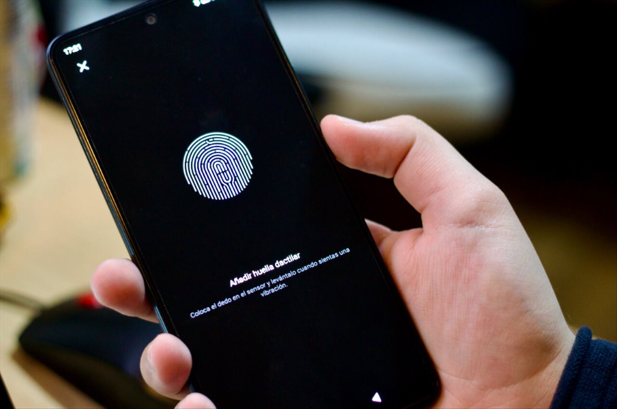 Fingerprint reader on the side of the mobile