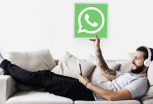 hombre mostrando icono whatsapp messenger.jpg